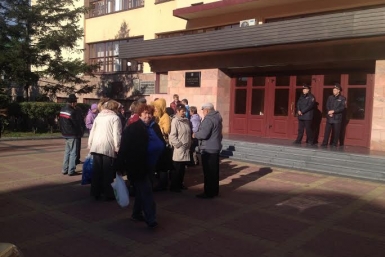 Пенсионеры оккупировали здание Закдумы Хабаровского края Александра Мельник, корр. AmurMedia